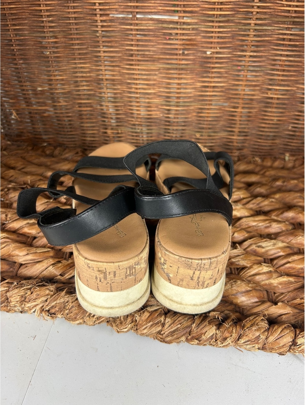 Universal Thread black platform sandals - Picture 4 of 8
